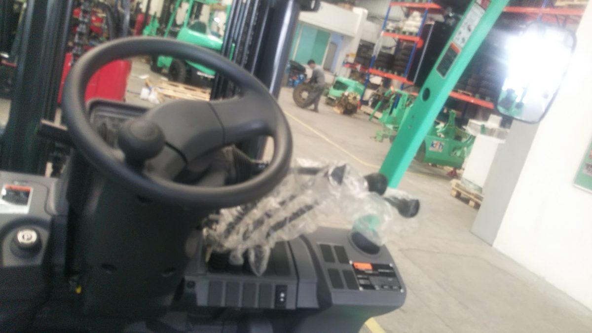 Cabin lái và tay chang thủy lực của xe Cabin lái và tay chang thủy lực của xe