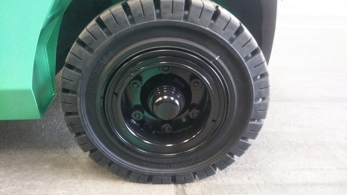 Lốp sau của xe là loại lốp đặc 7.00-12 thương hiệu Solideal Lốp sau của xe là loại lốp đặc 7.00-12 thương hiệu Solideal