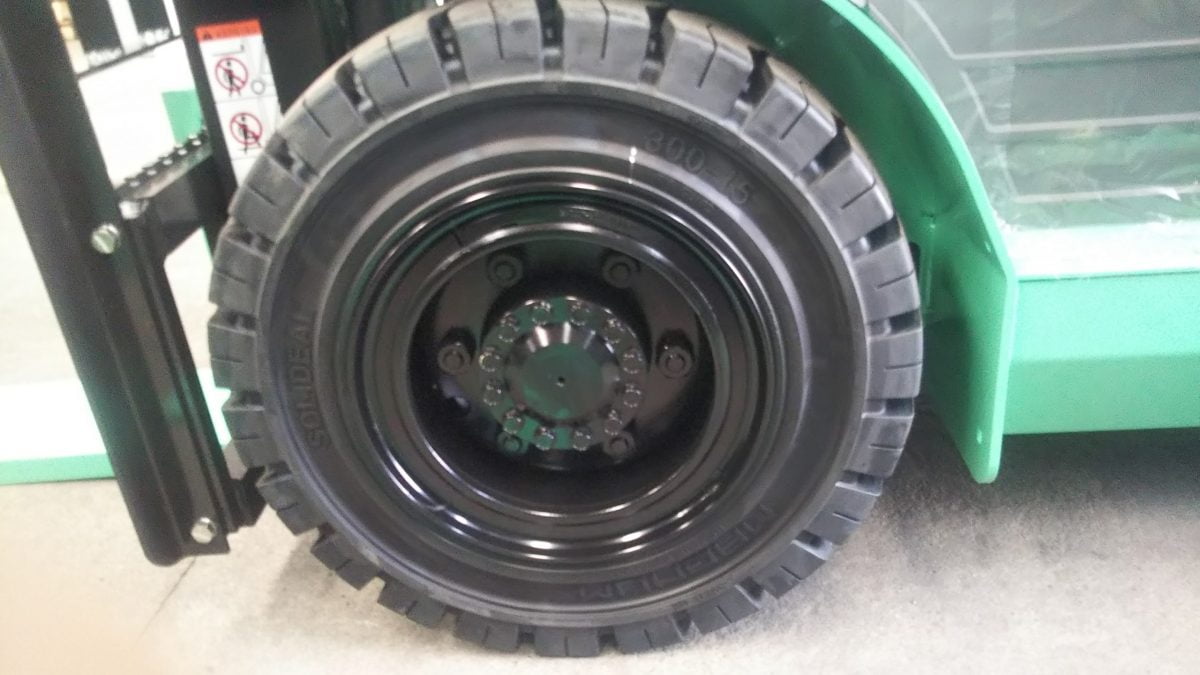 Lốp trước xe nâng dầu Mitsubishi 5 tấn sử dụng size 300-15 Lốp trước xe nâng dầu Mitsubishi 5 tấn sử dụng size 300-15
