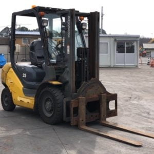 Xe nâng dầu Komatsu 2.5 tấn FD25T-17 chui container càng xoay Xe nâng dầu Komatsu 2.5 tấn FD25T-17 chui container càng xoay