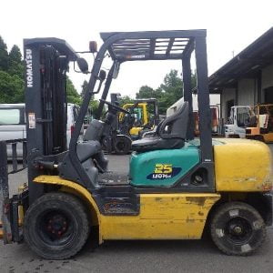 Xe nâng Komatsu FD25T-14 chui container dịch giá Xe nâng Komatsu FD25T-14 chui container dịch giá