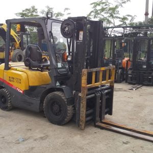 Xe nâng dầu TCM 2.5 tấn FHD25T3 chui container dịch giá Xe nâng dầu TCM 2.5 tấn FHD25T3 chui container dịch giá