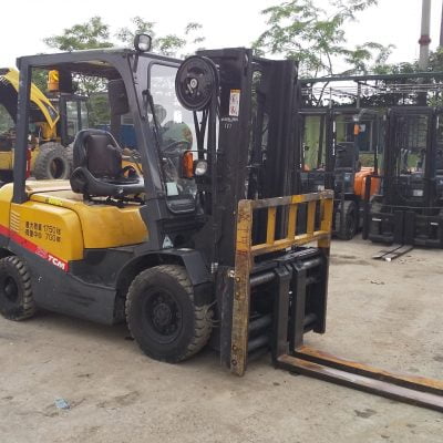 Xe nâng dầu TCM 2.5 tấn FHD25T3 chui container dịch giá