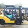 Xe nâng Komatsu FD25T-16 chui container dịch giá