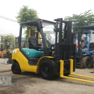 Xe nâng Komatsu FD25T-16 chui container dịch giá Xe nâng Komatsu FD25T-16 chui container dịch giá