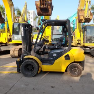 Xe nâng Komatsu 2.5 tấn FD25C-17 đời 2015