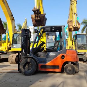 Xe nâng Toyota 8FD25 đời 2013 có dịch giá