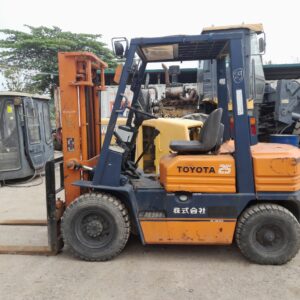 Xe nâng dầu Toyota 5FD25 hàng bãi Xe nâng dầu Toyota 5FD25 hàng bãi