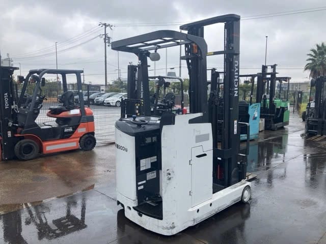 Xe phù hợp nhà kho có lối đi hẹp với giá kệ cao